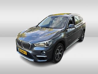 BMW X1 xDrive20i High Executive / Trekhaak / Panoramadak / Camera / Head-up / Leder / 18'' / Keyless / Navigatie / Sportstoelen / DAB / Stoelverwarming / Cruise Control