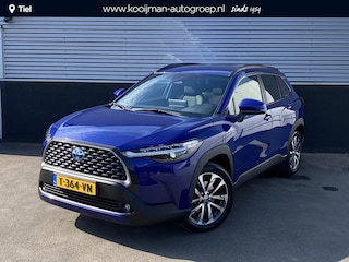 Toyota Corolla Cross 2.0 High Power Hybrid First Edition CVT automaat Nieuw geleverd en onderhouden ! Auto vol luxe! incl: Apple CarPlay/Android Auto, Trekhaak 13-polig, achteruitrij camera, parkeersensoren, dodehoek detectie, navigatie, Apple CarPlay/Android Auto, stoelverwarming