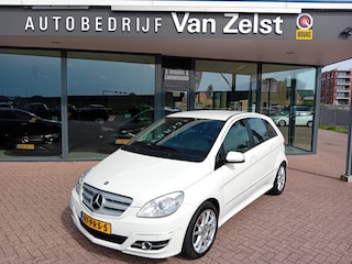 Mercedes-Benz B-klasse 180 Business Class Automaat, Airco, Navigatie, Bluetooth, Cruise control, Parkeersensoren, Dimlicht automatisch, Regensensor, Elektrische ramen en spiegels(inklapbaar), Centrale vergrendeling met afstandsbediening, Lichtmetalen velgen, Nette originele NL auto, BOVAG