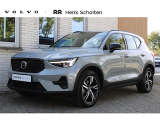 Volvo XC40 B4 Automaat Plus Dark | Vapour Grey Metallic | All-Season banden | BLIS | Harman Kardon audio | Elek. Bed. stoelen met memory | Verwarmbare voorstoelen | Verwarmbaar stuurwiel | Verwarmbaar voorruit | 18 inch Lichtmetalen velgen | Semi Elek. trekhaak | Alarmklasse 3