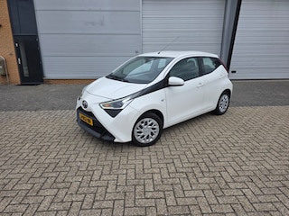 Toyota Aygo 3x 1.0 VVT-i x-play NL-auto / Bluetooth-Carplay/ Achteruitrijcamera / Toerenteller / Geen afleverkosten