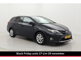 Toyota Auris Touring Sports 1.8 Hybrid Lease+ | Panoramadak | Navigatie | Keyless | Stoelverwarming | Cruise Control | Clima | Parkeersensoren voor/achter | Camera | 16 inch | Bi-xenon | Bluetooth