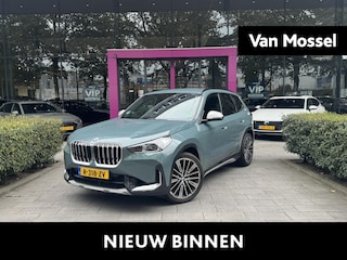 BMW X1 xDrive23i | WORDT VERWACHT | AUTOMAAT | ACHTERUITRIJCAMERA | MEMORY | APPLE CARPLAY | LEDEREN STOELEN | CRUISE CONTROL | CLIMATE CONTROL |