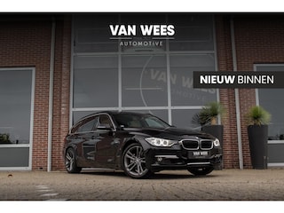 BMW 3-serie Touring 328i F31 Luxury-Line | 245 pk | Automaat | Dakraam | Leer | Trekhaak | Xenon | Head-up | Navi | Keyless entry | HiFi | Sportstuur | Cruise control | ➡️