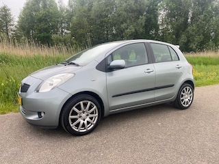 Toyota Yaris 1.3 16V VVT-I 5DR Sol | Airco | Trekhaak | pdc | Lederen bekleding | NAP | Rijklaar prijs!