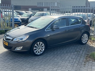 Opel Astra 1.4 Turbo Cosmo 120PK! NL AUTO NAP 2e EIGENAAR! CRUISE l TREKHAAK l LEER l AIRCO l PDC! DEALER OH l TOPSTAAT!