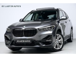 BMW X1 sDrive18i Sport Line Facelift Automaat 140 PK | Pano-dak | CarPlay | Acc | Camera | Trekhaak | HUD | Sfeer | Led | Pdc |