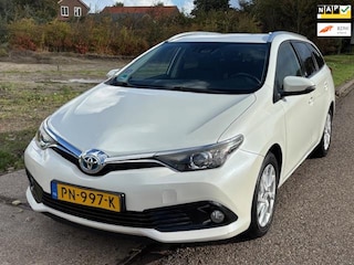 Toyota Auris Touring Sports 1.8 Hybrid Dynamic Go Automaat ECC Audio-CD/MP3 Navigatie LMV 16" Sportstoelen Dealeronderhoud Nw Apk!