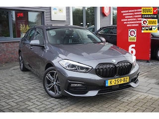 BMW 118i Executive Edition / Stoelverwarming / Intrieurverlichting / Parkeercamera / Carplay / Cruise