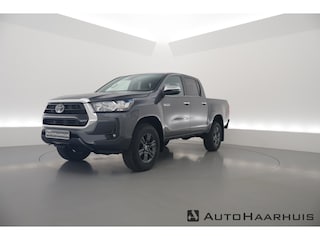 Toyota Hilux 2.4 D-4D Double Cab Challenger | "VAN" | Automaat | Grijs kent. | Trekhaak | Camera | Adapt. Cruise | Apple CarPlay