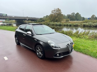 Alfa Romeo Giulietta 1.4 T Distinctive|Pano|Luxe|Trekhaak|