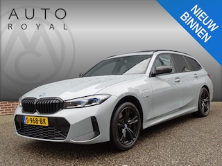 BMW 3-serie Touring 320e M-SPORT | PANORAMADAK| LEDER SPORT INTERIEUR| HEAD-UP DISPLAY| BORDENHERKENNING| DODE HOEK DETECTIE| HERMANKARDON | AIROC/ECC | CRUISECONTROLL |  CAMERA | PARKEERSENSOREN |