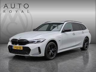 BMW 3-serie Touring 320e M-SPORT | PANORAMADAK| LEDER SPORT INTERIEUR| HEAD-UP DISPLAY| BORDENHERKENNING| DODE HOEK DETECTIE| HERMANKARDON | AIROC/ECC | CRUISECONTROLL |  CAMERA | PARKEERSENSOREN |