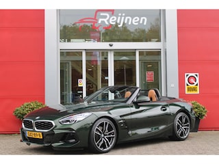 BMW Z4 Roadster sDRIVE 20i HIGH EXECUTIVE M-SPORT AUTOMAAT | M INTERIEURPAKKET | M EXTERIEURPAKKET | M SPORTSTUUR | 19" VIJFDUBBELSPAAKS M SPORTWIELEN | NAVIGATIE | DRAADLOZE APPLE CARPLAY / ANDROID AUTO | LEDER VERNASCA COGNAC | STOEL / STUUR VERWARMING | ACHTERUITRIJCAMERA | FULL LED KOPLAMPEN | SAFETY PAKKET | DODEHOEK DETECTIE |