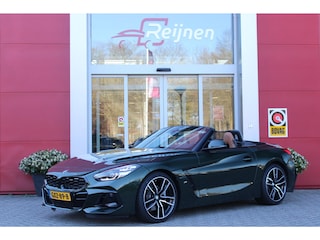 BMW Z4 Roadster sDRIVE 20i HIGH EXECUTIVE M-SPORT AUTOMAAT | M INTERIEURPAKKET  | M EXTERIEURPAKKET | M SPORTSTUUR | 19" VIJFDUBBELSPAAKS M SPORTWIELEN | NAVIGATIE | DRAADLOZE APPLE CARPLAY / ANDROID AUTO |  LEDER VERNASCA COGNAC | STOEL / STUUR VERWARMING | ACHTERUITRIJCAMERA | FULL LED KOPLAMPEN | SAFETY PAKKET | DODEHOEK DETECTIE |
