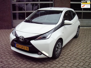 Toyota Aygo 1.0 VVT-i x-play CAMERA / CRUISE CTR / AIRCO/LED