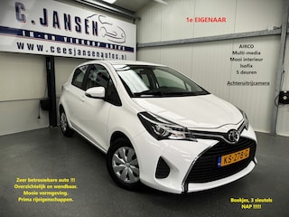 Toyota Yaris 1.0 VVT-i Aspiration KEURIGE AUTO !! | 12 Voltaansluiting | 1e Eigenaar. | Achteruitrijcamera