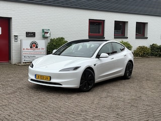 Tesla Model 3 RWD Highland/ Warmtepomp/ LFP accu/ Parelmoer wit/ Stoel + stuurwiel verwarming/ Panoramadak/ 1 Eigenaar/ Origineel NL/ NAP