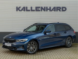 BMW 3-serie Touring 330e Sportline - Trekhaak - ACC - Sportstoelen - Camera - Stuurwielverwarming