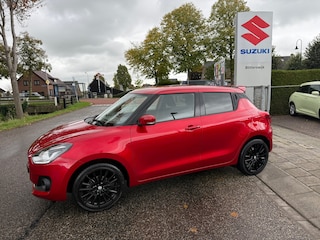 Suzuki Swift 1.0 Stijl Smart Hybrid 112 PK // TREKHAAK // Sportieve Swift // Zwarte Velgen // Spoiler // Rijklaarprijs!
