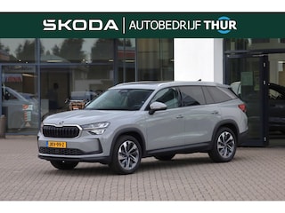 Skoda Kodiaq 1.5 TSI MHEV Business Edition 7p. 7 zits panoramadak wegklapbare trekhaak 19" LMV  camera side assist chrome dakrailing multifunctioneel lederen stuurwiel stoelverwarming keyless go privacy glas spiegels elektrich inklapbaar virtual cockpit navigatie ACC adaptieve cruise control draadloos telefoon laden app connect draadloos licht en regensensor ambiente verlichting