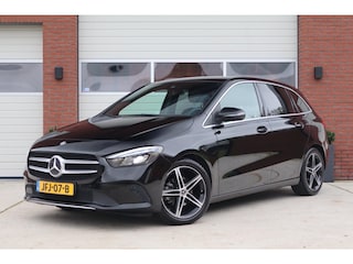 Mercedes-Benz B-klasse 180 AMG-Line Sport velgen 18" - Wegklapbare trekhaak - Widescreen - Camera - Dealeronderhouden - Half leder