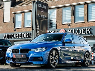 BMW 3-serie Touring 318i High Executive M-Sport ORG NL PANO HARMAN KARDON HUD CAMERA ELEK TREKHAAK BOMVOL!!!