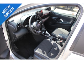 Toyota Yaris 1.5 Hybrid Business Plus STOELVERW BLIND-SPOT PARK-SENSOREN AD-CRUISE 16"LMV CAMERA APPLE/ANDROID KEYLESS