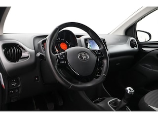 Toyota Aygo 1.0 VVT-i x-first | Elektrisch vouwdak | Apple Carplay / Android Auto | Airco | Camera | 15 inch lichtmetalen velgen | Privacy glas | DAB | Bluetooth