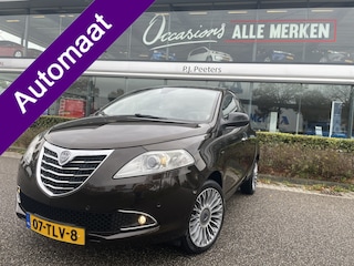 Lancia Ypsilon 0.9 TwinAir Platinum Automaat - Airco - Mistlampen voor - Parkeersensoren achter - Navigatie - Stuur multifunctioneel - Radio/mp3 speler - Licht metalen velgen 15 inch -