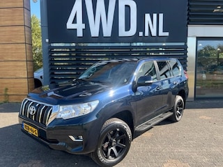 Toyota Land Cruiser 2.8 D-4D- AUT 5DRS VAN BPM VRIJ /LEDER /CLIMA/CRUISE/ APPLE CAR PLAY NAVI GARANTIE € 48.745 EXCL Auto in zeer goede staat / dealer onderhouden schade vrij  FISCAAL VOORDELIG GRIJS KENTEKEN