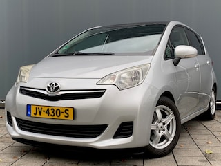 Toyota Verso-S BWJ 2012 | 1.3 100PK Comf+Limited | PANO DAK | TREKHAAK | AIRCO | NAVI | LMV | PRIVACY GLASS | CRUISE |