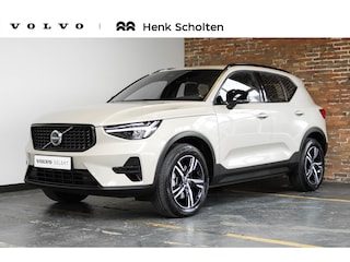 Volvo XC40 B4 Plus Dark | Verwarmde Voorstoelen+Stuurwiel | Verwarmde voorruit | Semi-Elektrische Trekhaak | Harman Kardon Premium Audio | Apple Carplay / Android Auto | Electrisch bedienbare voorstoelen | Google infotaiment