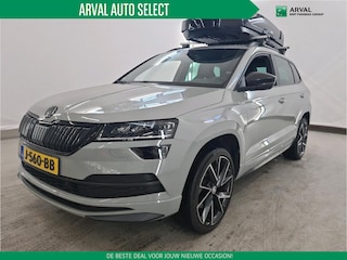 Skoda Karoq 1.5 TSI 150pk Automaat Sportline Business | Functiepakket | Panoramadak | Trekhaak | Dakkoffer | Stoelverwarming | 19"