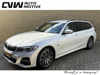 BMW 3-serie Touring 330e M-Pakket | Shadowline | Sportstoelen | Navigatie | Alcantara/leder | Trekhaak | Camera | Virtual cockpit | Apple CarPlay | Cruise control | Lane assist | LED | DAB | Stoel&stuurverwarming | Elektrische achterklep | Volledig onderhouden