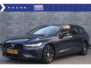 Volvo V60 2.0 T6 Plug-in hybrid AWD Plus Dark | Elektr. bedienbaar schuif-\-kanteldak | Adaptive Cruise Control | Extra getint glas | 360 Camera | Stoelverwarming voor + achter | Verwarmd stuurwiel | Elektr. verwarmde voorruit | Trekhaak | Harman kardon audio | Elektr. verstelbare voorstoelen incl. geheugen | Sportstoelen | 18" velgen |