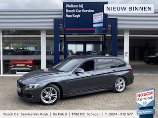 BMW 3-serie Touring 320i Edition M Sport Shadow Executive / Automaat / NL-Auto / Dealer-Onderhouden / M-Line / Sportstuur & Sportonderstel / Vol-Leder / Stoelverwarming / Elektr.-Wegklapbare Trekhaak / Cruise-Control / Climate-Control / Elektr.-Achterklep / Armsteun V+A / LED / Radio-Bluetooth / Navi / PDC V+A met Camera / 18'' LMV / ENZ.