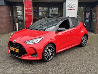 Toyota Yaris 1.5 Hybrid LAUNCH EDITION TREKHAAK HEAD-UP NAVI PARK-SENSOREN STOELVERW BLIND SPOT 17'' LM-VELGEN CAMERA AD-CRUISE KEYLESS PRIVACY GLASS