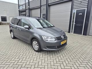 Volkswagen Sharan 1.4 TSI Highline 7p. Automaat*Lederen bekleding*Panoramadak*Nai*PDC-Cruise Control enz. Deze mooie Volkswagen Sharan wordt in opdracht van een particulier aangeboden.