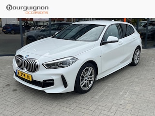 BMW 118i Executive Edition 140 Pk | Sportstoelen | Cruise Control | LED | Climate Control | Navigatiesysteem | Digitaal Dashboard | Parkeersensoren | 17 Inch