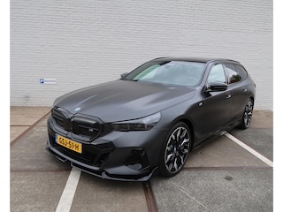 BMW i5 Touring (g61) M60 601pk xDrive Automaat I Individual I Panoramadak I Bowers & Wilkins I HUD I 21 Inch I M Sportpakket Pro I Elek. Wegkl. Trekhaak I LED I