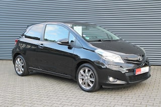 Toyota Yaris 1.3 VVT-i Comfort Sport Uitvoering. 3-Deurs NAVIGATIE