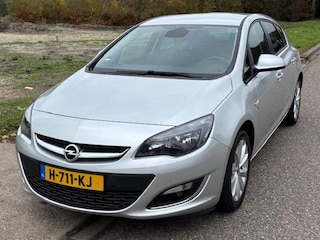 Opel Astra 1.4 Turbo Cosmo 5-Drs 140PK! ECC Audio-CD/MP3 LMV 17" Cruisecontrol ABS ESP Stuurverwarming Dealeronderhoud Nieuwe Apk!