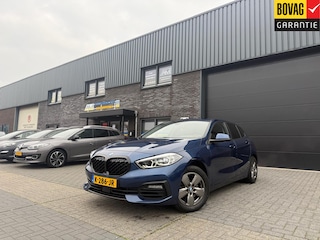 BMW 116i Executive Edition | 1E EIGENAAR | 12MND GARANTIE | AUTOMAAT | DAB | NAVI | LED | CARPLAY | DAB |