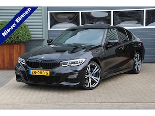 BMW 330d High Exe | M Sport | Panodak | Sfeerverl | HUD | LED | Navi | CarPlay | ECC | PDC | Cruise | Leder | LMV19'' | El.Trekhaak | Zeer nette