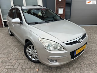 Hyundai i30 CW 1.6i Style / Leder / Clima / PDC / NAP