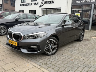 BMW 118i High Executive Edition, Panoramadak,Apple Carplay/Android,Stoelverwarming,Navigatie,Achteruitrij camera