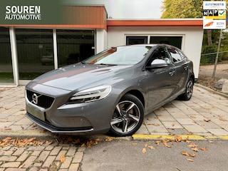 Volvo V40 1.5 T3 Dynamic Edition / Automaat / Trekhaak / Panoramadak / Stoelverwarming / Achteruitrijcamera / Keyless