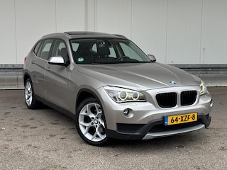 BMW X1 sDrive20i Automaat|Panoramadak|Leder|Xenon|Trekhaak|NAP|18"