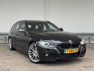 BMW 3-serie Touring 320i M-Pakket|Pano|Keyless|Harman/Kardon|Trekhaak|Leder|Flippers|Automaat|Xenon|Elektrische klep